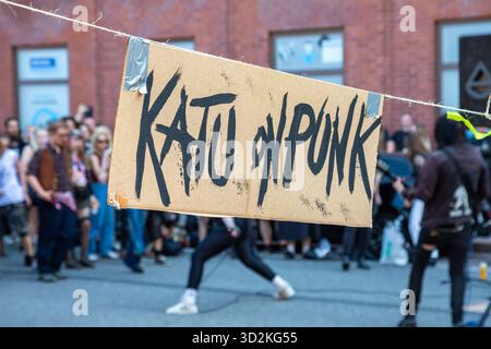 Katu auf Punk. Pappschild hängt an der Linie auf Työpajankatu bei Straßenbesetzung im Stadtteil Teurastamo in Helsinki, Finnland. Stockfoto