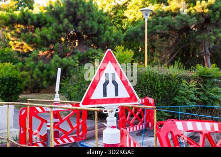 Warnschilder und Kunststoffzäune auf einer Baustelle. Stockfoto