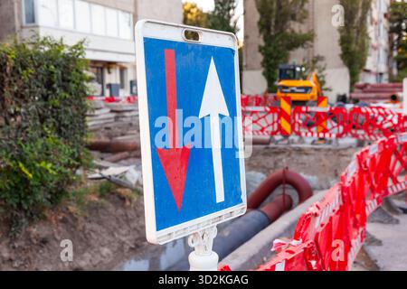 Warnschilder und Kunststoffzäune auf einer Baustelle. Stockfoto