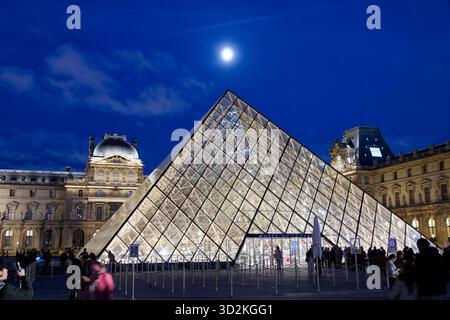 Paris, Frankreich. November 2025. Mondlicht auf der Glas- und Metallpyramide, Cour Napoléon am 1. November 2025 im Louvre in Paris. Quelle: Bernard Menigault/Alamy Live News Stockfoto