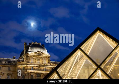 Paris, Frankreich. November 2025. Mondlicht auf der Glas- und Metallpyramide, Cour Napoléon am 1. November 2025 im Louvre in Paris. Quelle: Bernard Menigault/Alamy Live News Stockfoto
