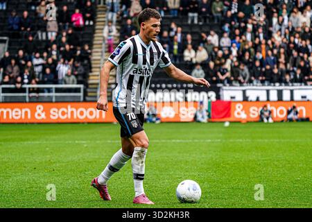 Almelo, Niederlande. November 2025. ALMELO, NIEDERLANDE - 2. NOVEMBER: Ajdin Hrustic von Heracles Almelo dribbelt während des niederländischen Eredivisie-Spiels zwischen Heracles Almelo und PEC Zwolle in Erve Asito am 2. November 2025 in Almelo, Niederlande. (Foto von Gabriel Calvino Alonso/Orange Pictures) Credit: Orange Pics BV/Alamy Live News Stockfoto