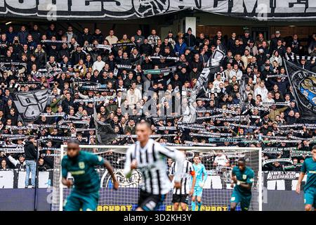 Almelo, Niederlande. November 2025. ALMELO, NIEDERLANDE - 2. NOVEMBER: Fans von Heracles Almelo mit Bannern während des niederländischen Eredivisie-Spiels zwischen Heracles Almelo und PEC Zwolle in Erve Asito am 2. November 2025 in Almelo, Niederlande. (Foto von Gabriel Calvino Alonso/Orange Pictures) Credit: Orange Pics BV/Alamy Live News Stockfoto