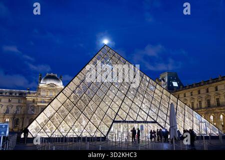 Paris, Frankreich. November 2025. Mondlicht auf der Glas- und Metallpyramide, Cour Napoléon am 1. November 2025 im Louvre in Paris. Quelle: Bernard Menigault/Alamy Live News Stockfoto