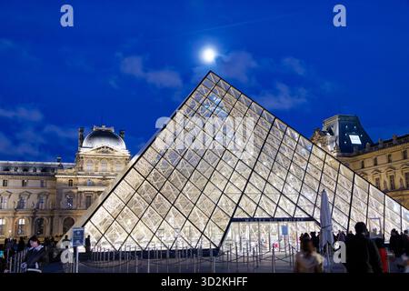 Paris, Frankreich. November 2025. Mondlicht auf der Glas- und Metallpyramide, Cour Napoléon am 1. November 2025 im Louvre in Paris. Quelle: Bernard Menigault/Alamy Live News Stockfoto