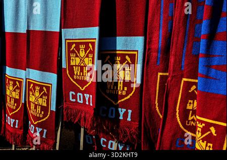 Nahaufnahme der West Ham united Schals vor dem Spiel der Premier League zwischen West Ham United und Newcastle United im London Stadium, Stratford am Sonntag, den 2. November 2025. (Foto: Kevin Hodgson | MI News) Credit: MI News & Sport /Alamy Live News Stockfoto