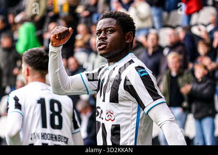 Almelo, Niederlande. November 2025. ALMELO, NIEDERLANDE - 2. NOVEMBER: Bryan Limbombe von Heracles Almelo feiert das sechste Tor während des niederländischen Eredivisie-Spiels zwischen Heracles Almelo und PEC Zwolle am 2. November 2025 in Erve Asito in Almelo, Niederlande. (Foto von Gabriel Calvino Alonso/Orange Pictures) Credit: Orange Pics BV/Alamy Live News Stockfoto