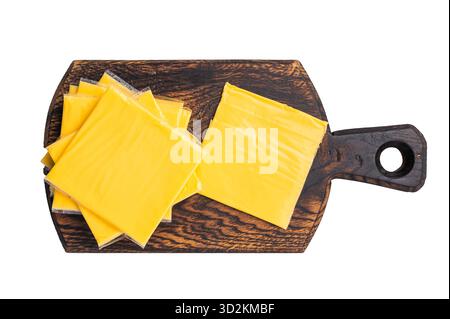Verarbeiteter geschmolzener Käse, dünne Scheiben für Sandwiches isoliert auf weißem Hintergrund. Stockfoto