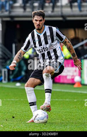 Almelo, Niederlande. November 2025. ALMELO, NIEDERLANDE - 2. NOVEMBER: Ivan Mesik von Heracles Almelo während des niederländischen Eredivisie-Spiels zwischen Heracles Almelo und PEC Zwolle bei Erve Asito am 2. November 2025 in Almelo, Niederlande. (Foto von Gabriel Calvino Alonso/Orange Pictures) Credit: Orange Pics BV/Alamy Live News Stockfoto