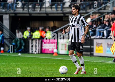 Almelo, Niederlande. November 2025. ALMELO, NIEDERLANDE - 2. NOVEMBER: Ivan Mesik von Heracles Almelo während des niederländischen Eredivisie-Spiels zwischen Heracles Almelo und PEC Zwolle bei Erve Asito am 2. November 2025 in Almelo, Niederlande. (Foto von Gabriel Calvino Alonso/Orange Pictures) Credit: Orange Pics BV/Alamy Live News Stockfoto