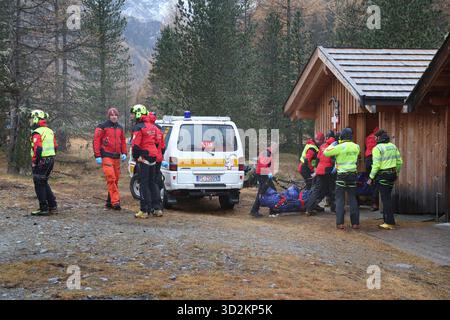 Bozen, Italien. November 2025. Zwei Lawinenopfer, die vom Berg gerettet wurden, werden in eine Hütte gebracht, nachdem sie von einem Rettungshubschrauber ins Tal gebracht wurden. Nach dem Lawinenunfall in Südtirol wurden auch die Leichen der beiden noch vermissten Deutschen gefunden. Es ist nun sicher, dass am Vortag insgesamt fünf Bergsteiger bei dem Unfall ums Leben kamen - alle aus Deutschland. Beschreibung: Karl-Josef Hildenbrand/dpa - ACHTUNG: Nur im Vollformat/dpa/Alamy Live News verwenden Stockfoto