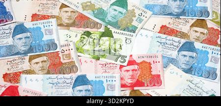 Pakistanische Rupien Banknoten. Die aktuellen pakistanischen Geldrechnungen liegen in großer Höhe auf dem Tisch. Das Konzept des Geschäfts und der Investitionen in Pakistan Stockfoto