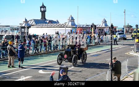 Brighton UK 2. November 2025 - Teilnehmer und Menschenmassen genießen den Sonnenschein nahe dem Ziel in Brighton beim jährlichen RM Sotheby's London to Brighton Veteran Car Run . Auch bekannt als der Emanzipationslauf, da er an das Gesetz von 1896 erinnert, das schnellere Autos erlaubte und die Notwendigkeit einer Person beendete, vor ihnen mit einer roten Flagge zu gehen. : Credit Simon Dack /Alamy Live News Stockfoto