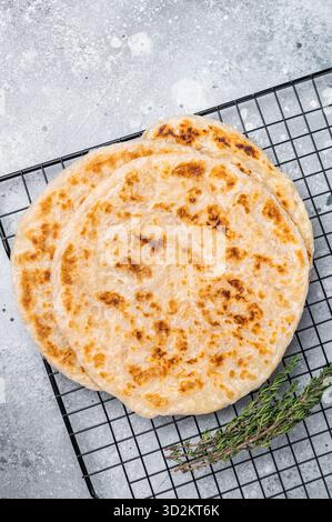 Hausgemachte Kerala-Weizen-Paratha, geschichtete Parotta. Grauer Hintergrund. Draufsicht. Stockfoto