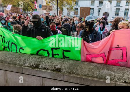 London, Großbritannien. November 2025. Trans-Rechteaktivisten nehmen an einem Protest in Victoria Embankment Gardens teil, der als "nicht die TERFs, nicht der Staat, wir entscheiden unser eigenes Schicksal" bezeichnet wird und als Gegenprotest zu einem "199 Tage später"-marsch von Frauen-Gruppen organisiert wurde. Frauengruppen fordern, dass das Transgender-Urteil des Obersten Gerichtshofs in der lokalen und nationalen Regierung "vollständig umgesetzt" wird, während Trans-Rechte-Gruppen entschieden gegen die Umsetzung transphober Rechtsvorschriften sind. Quelle: Mark Kerrison/Alamy Live News Stockfoto