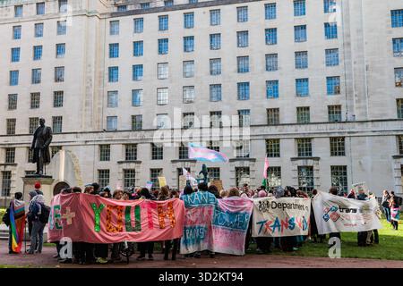 London, Großbritannien. November 2025. Trans-Rechteaktivisten nehmen an einem Protest in Victoria Embankment Gardens teil, der als "nicht die TERFs, nicht der Staat, wir entscheiden unser eigenes Schicksal" bezeichnet wird und als Gegenprotest zu einem "199 Tage später"-marsch von Frauen-Gruppen organisiert wurde. Frauengruppen fordern, dass das Transgender-Urteil des Obersten Gerichtshofs in der lokalen und nationalen Regierung "vollständig umgesetzt" wird, während Trans-Rechte-Gruppen entschieden gegen die Umsetzung transphober Rechtsvorschriften sind. Quelle: Mark Kerrison/Alamy Live News Stockfoto