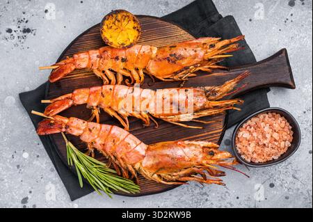 Fischspieße mit gegrillten roten argentinischen Garnelen, Garnelen Langostino Austral. Grauer Hintergrund. Draufsicht. Stockfoto