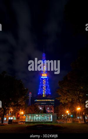 Der Sapporo Fernsehturm steht am dunklen Himmel von Hokkaido. Die digitale Uhr des Turms zeigt die Zeit, 8:55, in leuchtenden Lichtern an Stockfoto