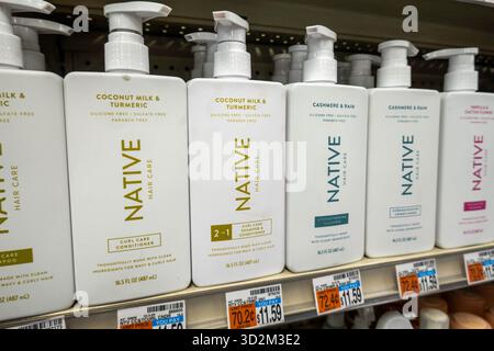 Produktpräsentation in einer CVS-Drogerie und -Apotheke, New York City, USA 2025 Stockfoto