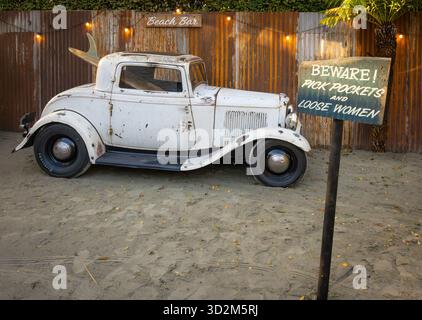 1932 Ford Model B mit drei Fenstern V8 Hot Rod. Im Goodwood Revival 2025 in Sussex, Großbritannien. Stockfoto