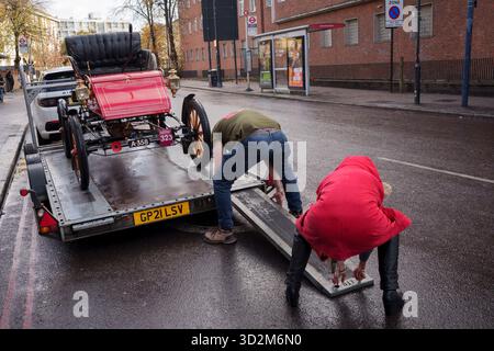 Der 1904er Stanley Stream-Oldtimer von Andy Green, dem Weltrekordhalter des Landgeschwindigkeitsrekordes, brach in Brixton auf seiner Route für die jährliche Rallye London nach Brighton am 2. November 2025 in London, England. Der ehemalige RAF-Jagdpilot, Wing Commander Andy Green, wurde 1997 zum schnellsten Mann der Welt und bleibt der aktuelle Besitzer des World Land Speed Record und der erste Mensch, der jemals mit Überschallgeschwindigkeiten von 763,035 mph (mach .016) im Thrust SSC gefahren wurde. Green wurde von seiner Frau Emma in ihrem Stanley Stream begleitet, der außerhalb von Brixton po eine Störung entwickelte Stockfoto