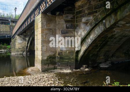Steinbogen der historischen County Bridge über den River Calder in Sowerby Bridge, West Yorkshire, mit kunstvollen Eisengeländern und Mauerwerk. Stockfoto