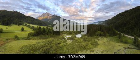 Vogelperspektive von Zelenci Springs, Slowenien: Smaragdjuwel der Natur, Slowenien Stockfoto
