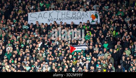 Hampden Park, Glasgow, Großbritannien. November 2025. Halbfinale des schottischen Premier Sports Cup, Rangers versus Celtic; Banner der Celtic Fans Credit: Action Plus Sports/Alamy Live News Stockfoto