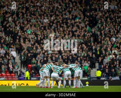 Hampden Park, Glasgow, Großbritannien. November 2025. Halbfinale des Scottish Premier Sports Cup, Rangers versus Celtic; Celtic Huddle Credit: Action Plus Sports/Alamy Live News Stockfoto