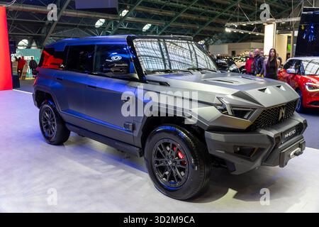 MINSK, WEISSRUSSLAND - 3. JUNI 2025: Ein M-Hero SUV wird auf der Motorshow 2025 gezeigt. Zwei Männer inspizieren das Auto und Besucher sind darin zu sehen Stockfoto