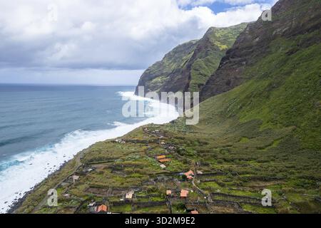 Achadas da Cruz, Madeira, Portugal. Das kleine Küstendorf mit der steilsten Seilbahn Europas. Drohnenansicht aus der Luft, Achadas da Cruz, Portugal Stockfoto