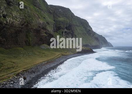 Achadas da Cruz, Madeira, Portugal. Das kleine Küstendorf mit der steilsten Seilbahn Europas. Drohnenansicht aus der Luft, Portugal Stockfoto
