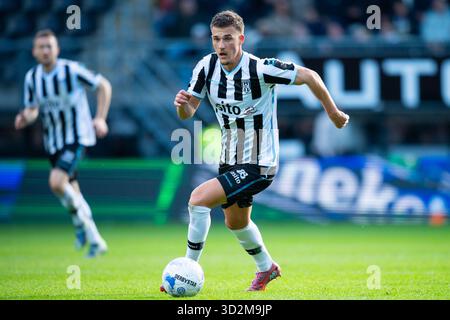 Almelo, Niederlande. November 2025. ALMELO, 11.02.2025, Stadion Asito, Saison 2025/2026, niederländischer Eredivisie Football, Spiel zwischen Heracles Almelo und PEC Zwolle, Foto zeigt Heracles Almelo Spieler Ajdin Hrustic Credit: Pro Shots/Alamy Live News Stockfoto