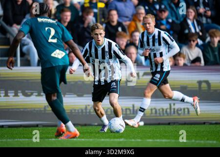 Almelo, Niederlande. November 2025. ALMELO, 11.02.2025, Stadion Asito, Saison 2025/2026, niederländischer Eredivisie Football, Spiel zwischen Heracles Almelo und PEC Zwolle, Foto zeigt Heracles Almelo Spieler Sil Blokhuis Credit: Pro Shots/Alamy Live News Stockfoto