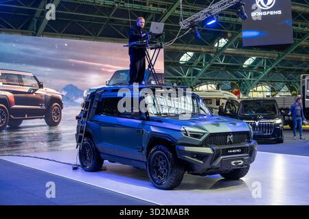 MINSK, WEISSRUSSLAND - 3. JUNI 2025: Ein DJ spielt Musik von einem Bedienfeld auf dem Dach eines Dongfeng M-Hero SUV bei einer Autoshow im Innenbereich und schafft so ein festliches A Stockfoto