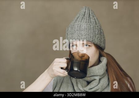 Junge Frau hat Grippekatarrh krank Krankheit Behandlung kalt halten Verpackung von Tabletten Pillow Drogen und Glas Wasser Stockfoto