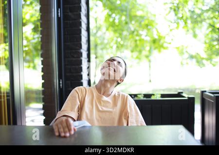 Porträt einer schönen, lächelnden und lachenden jungen indischen brünetten Frau im Freien Stockfoto