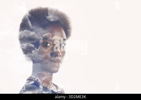 Mehrfachbelichtungsbild mit Wolken und Himmel im Porträt einer afroamerikanischen Frau. Psychische Gesundheit und Ruhe Stockfoto