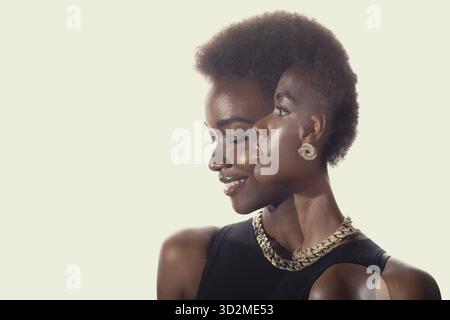 Mehrfach belichtetes Porträt einer schwarzen afroamerikanischen Frau mit positivem Lächeln und ernstem traurigem Gesichtsausdruck. Psychische Gesundheit, Depression und Emotio Stockfoto