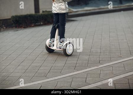 Frau reitet auf einem Hoverboard Stockfoto
