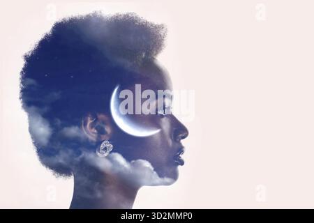 afroamerikanische schwarze Frau Profil Porträt mit Mond und Wolken im Kopf. Schlaf- und Menstruationszykluskonzept Stockfoto