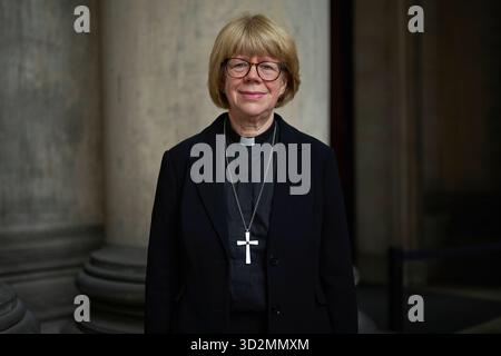 Zukuenftige Erzbischoefin von Canterbury, Sarah Mullally, nach Ihrer Predigt am Sonntag 02.11.2025 im Berliner Dom. Mullally uebernimmt ihr neues Amt als geistliches Oberhaupt der Church of England im kommenden Jahr. Sie werden die erste Frau in der mehr als 1,400-jaehrigen Geschichte des Amtes sein. Sie ist seit 2018 Bischoefin von London, die erste Frau in dieser Position. Sie sollen 25 Jahre alt sein. Maerz 2026 in der Kathedrale von Canterbury in ihr Amt eingefuehrt werden. Siehe epd-Meldung vom 02.11.2025 REDAKTIONELLE VERWENDUNG NUR *** zukünftige Erzbischofsbischöfin von Canterbury, Sarah Mullally, nach ihrer Predigt am Sonntag 0 Stockfoto