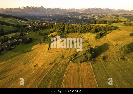 Sonnenaufgang über sanften Hügeln und landwirtschaftlicher Landschaft, Czarna Gora, Polen Stockfoto