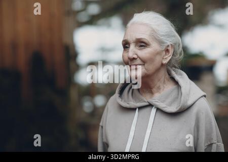 Porträt von reifen grauhaarigen älteren älteren Frau im Freien Stockfoto
