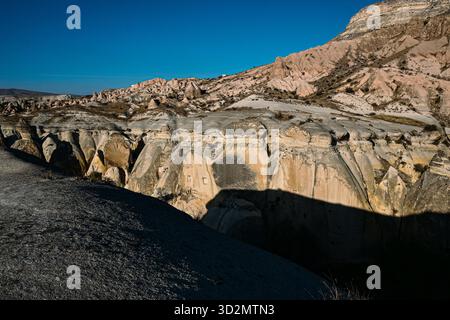 Vulkanische Felsformationen und Höhlenhäuser in Kappadokien Stockfoto