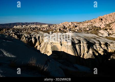 Vulkanische Felsformationen und Höhlenhäuser in Kappadokien Stockfoto