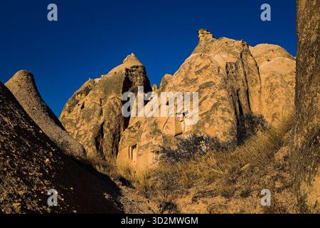 Vulkanische Felsformationen und Höhlenhäuser in Kappadokien Stockfoto