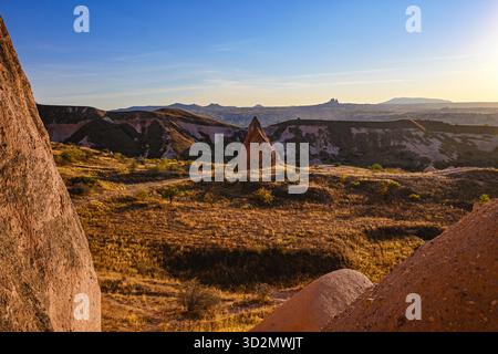 Vulkanische Felsformationen und Höhlenhäuser in Kappadokien Stockfoto