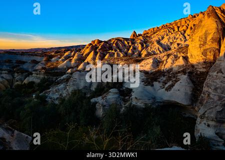 Vulkanische Felsformationen und Höhlenhäuser in Kappadokien Stockfoto