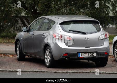 Ostrava, Tschechien - 1. Februar 2024: Silberne Mazda 3 (BK, 1. Generation) in Fließheck-Ausführung auf der Straße geparkt, Rückansicht Stockfoto